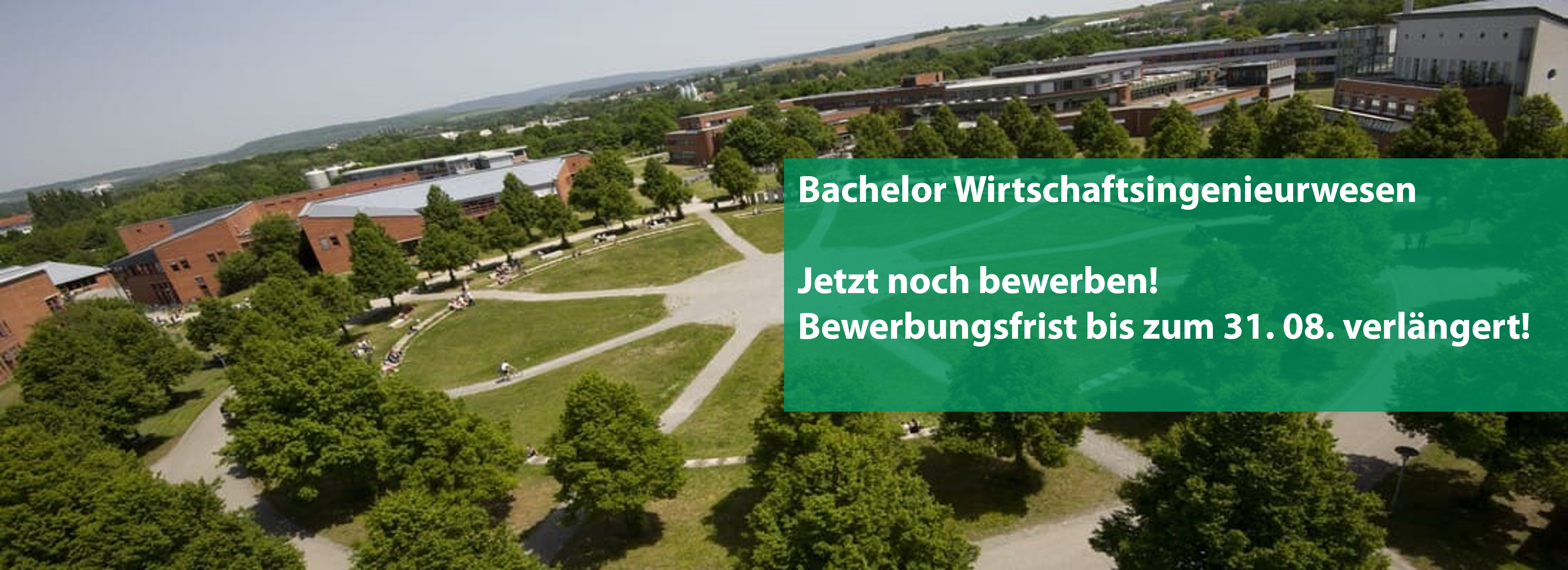Campus Uni Bayreuth mit Banner zu verlängerter Bewerbungsfrist Bachelorstudiengang Wirtschaftsingenieurwesen